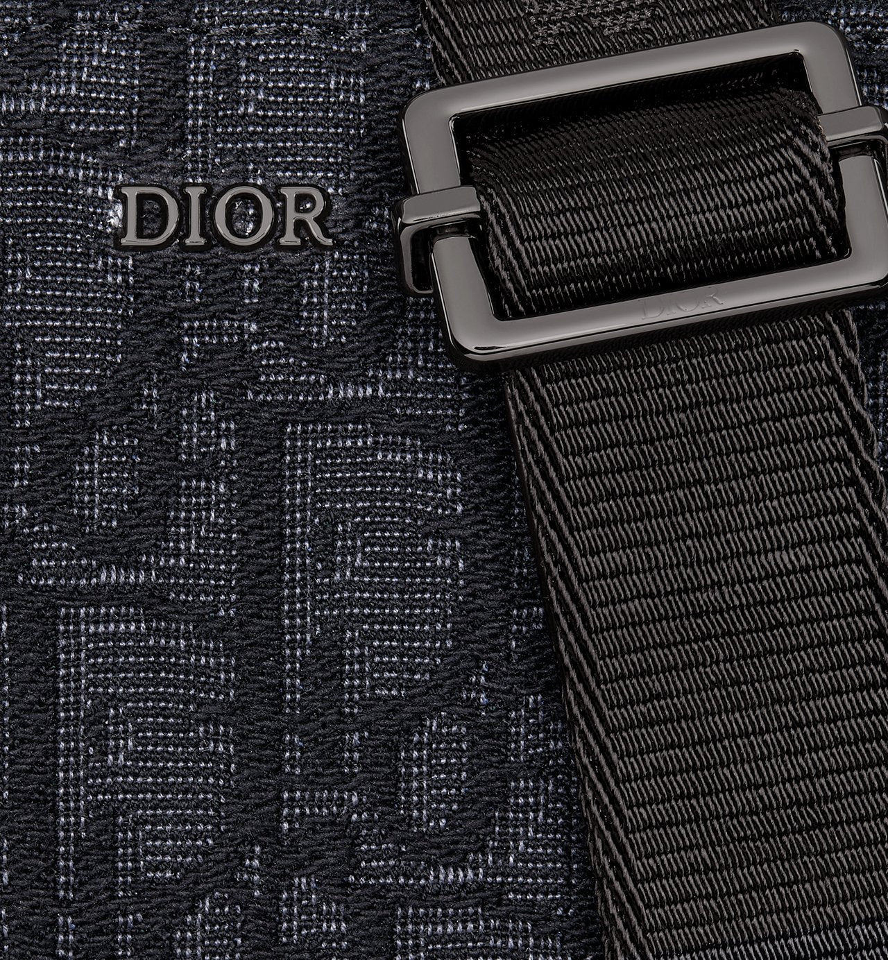Pochette zippée à bandoulière
Toile jacquard DI°R Oblique noir - #1