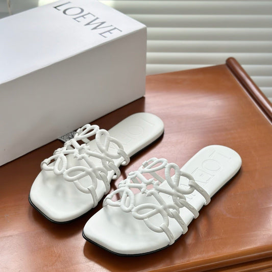 L°EWE - Petal Anagram slide in soft calfskin Blanc