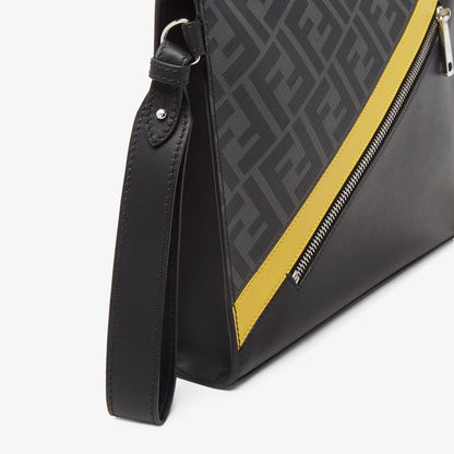 Pochette F°NDI Diagonal
Pochette en tissu gris