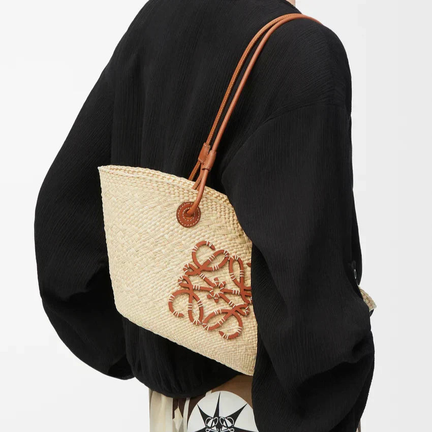L°EWE - Petit panier Anagram en palmier Iraca et cuir de veau Natural Tan