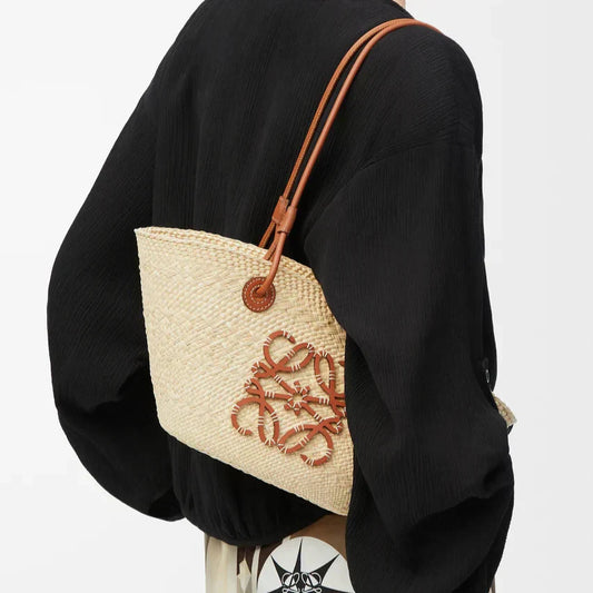 L°EWE - Petit panier Anagram en palmier Iraca et cuir de veau Natural Tan