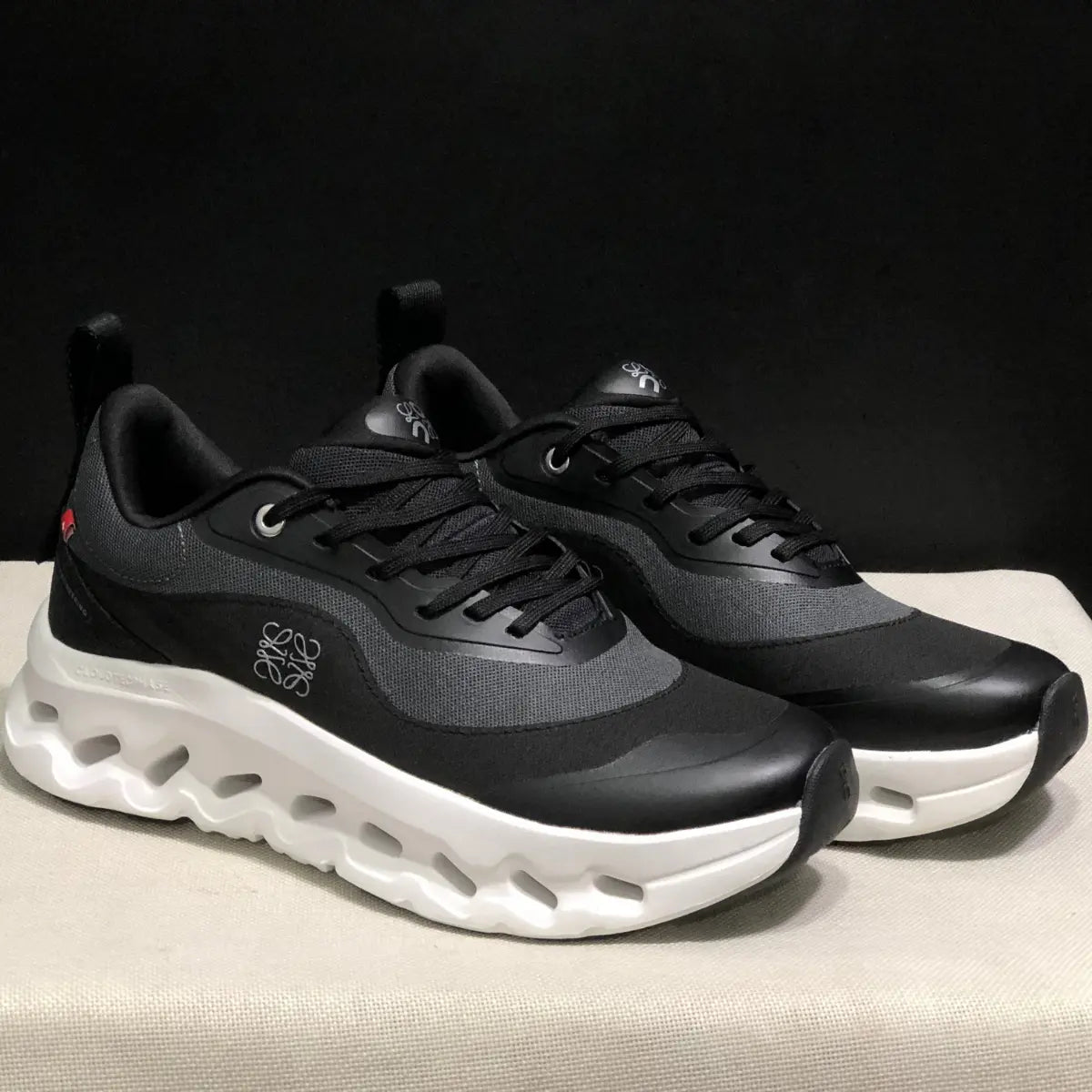 On Cloud × L°EWE — Cloudtilt Noir et Blanc