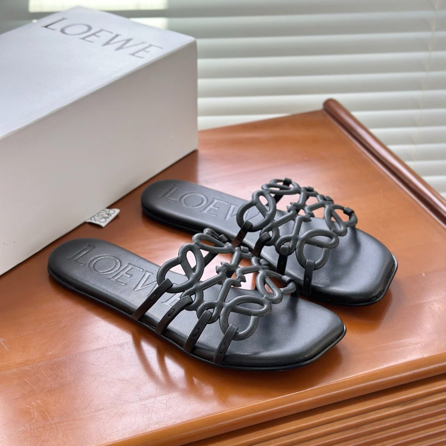 L°EWE - Petal Anagram slide in soft calfskin Noire