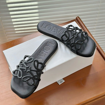 L°EWE - Petal Anagram slide in soft calfskin Noire