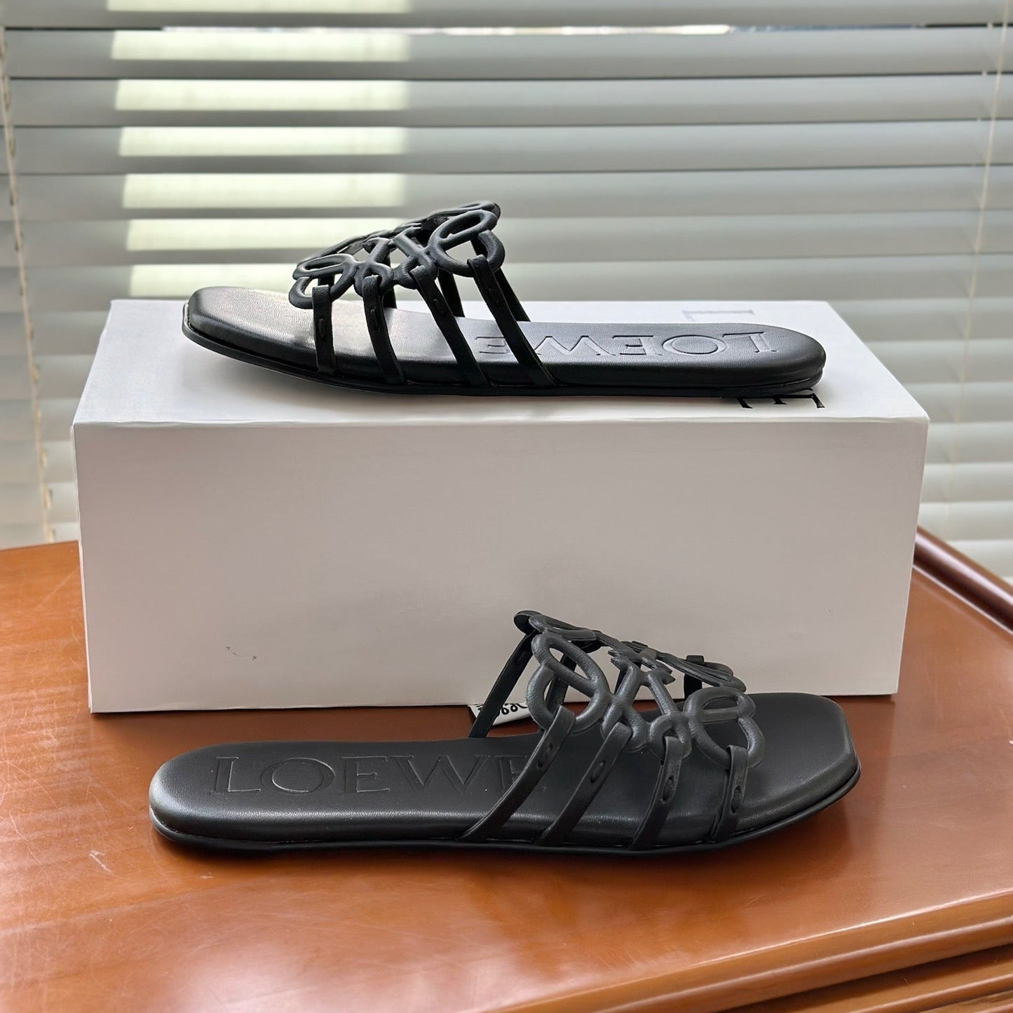 L°EWE - Petal Anagram slide in soft calfskin Noire