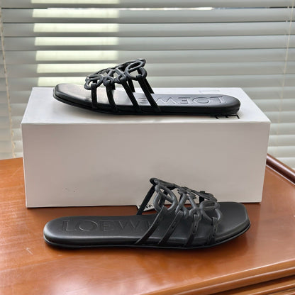 L°EWE - Petal Anagram slide in soft calfskin Noire