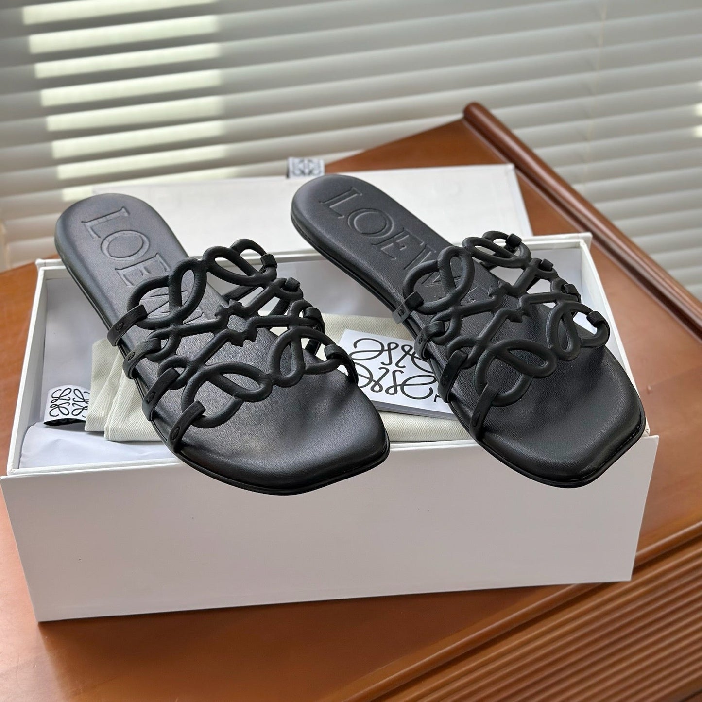 L°EWE - Petal Anagram slide in soft calfskin Noire
