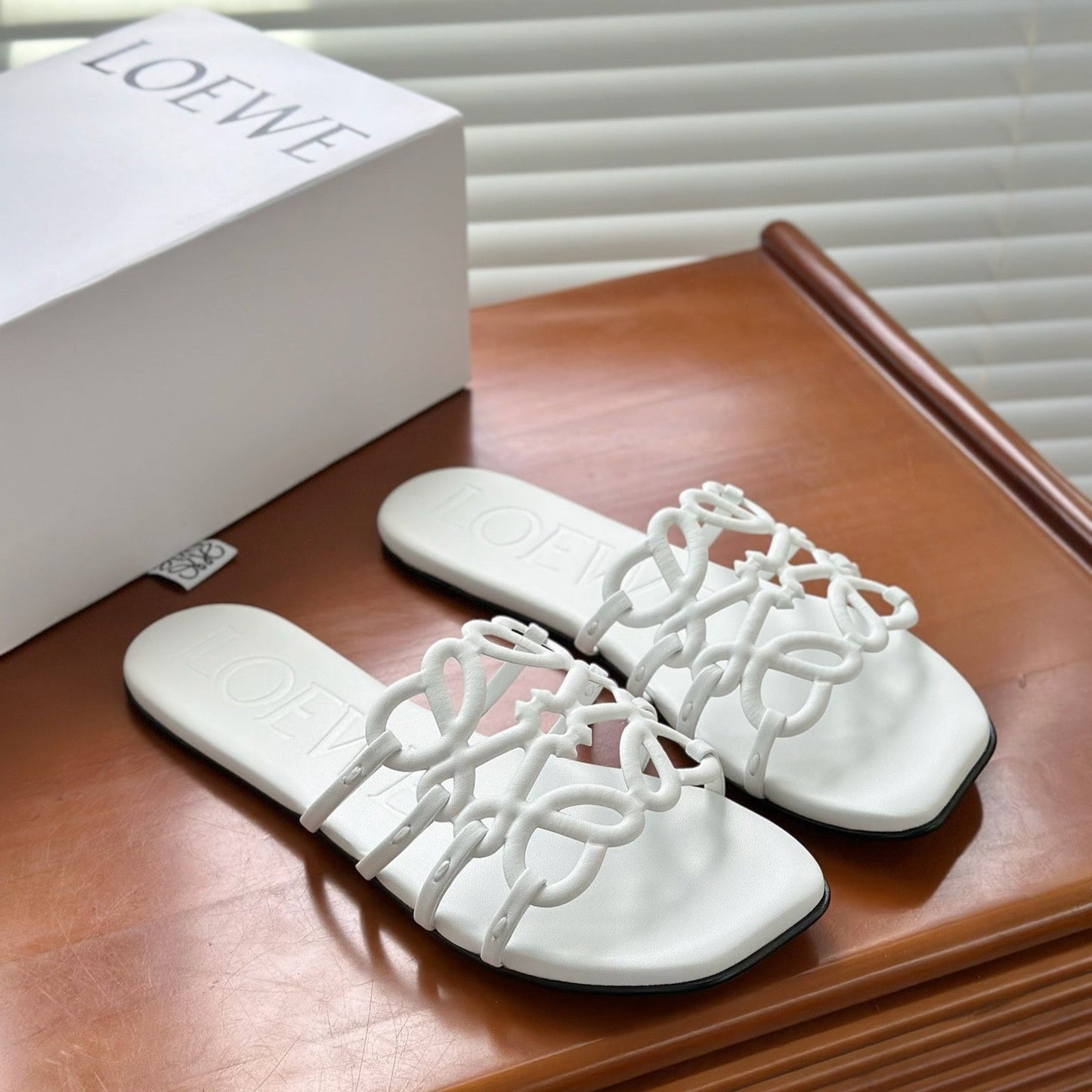 L°EWE - Petal Anagram slide in soft calfskin Blanc
