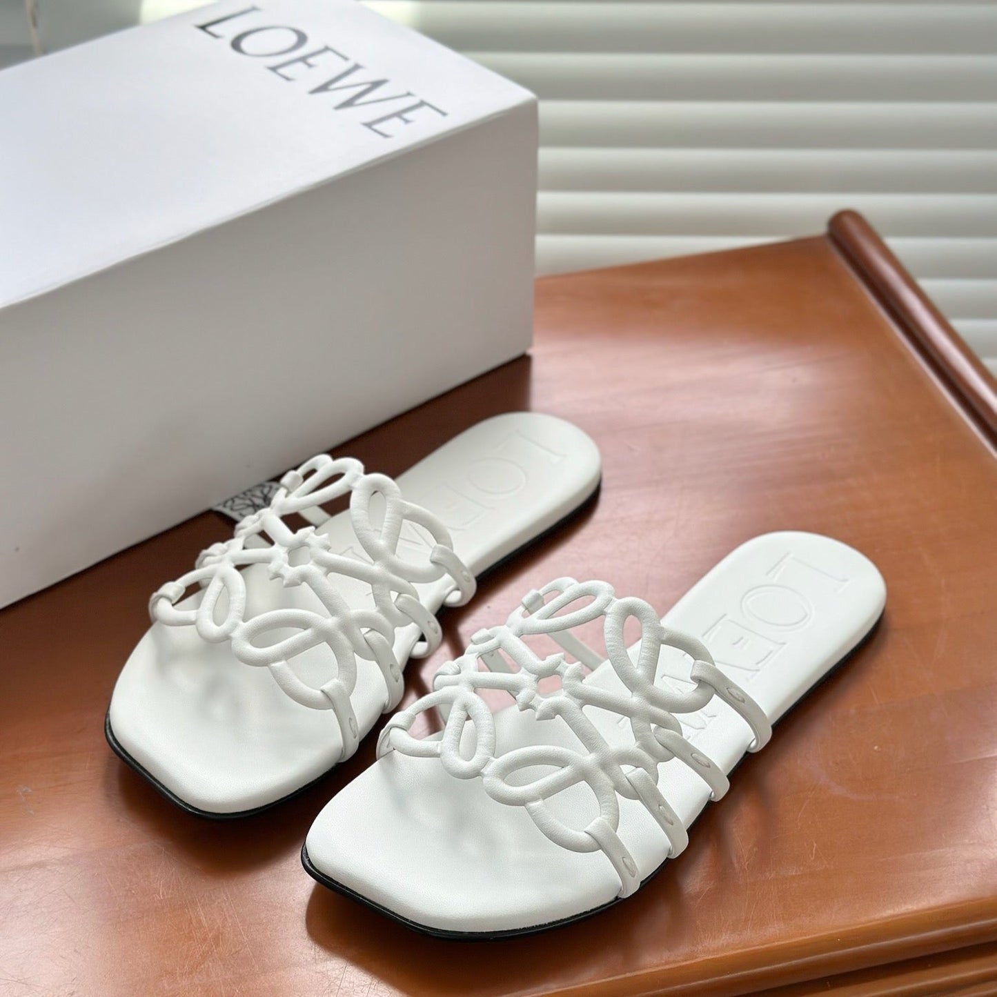 L°EWE - Petal Anagram slide in soft calfskin Blanc