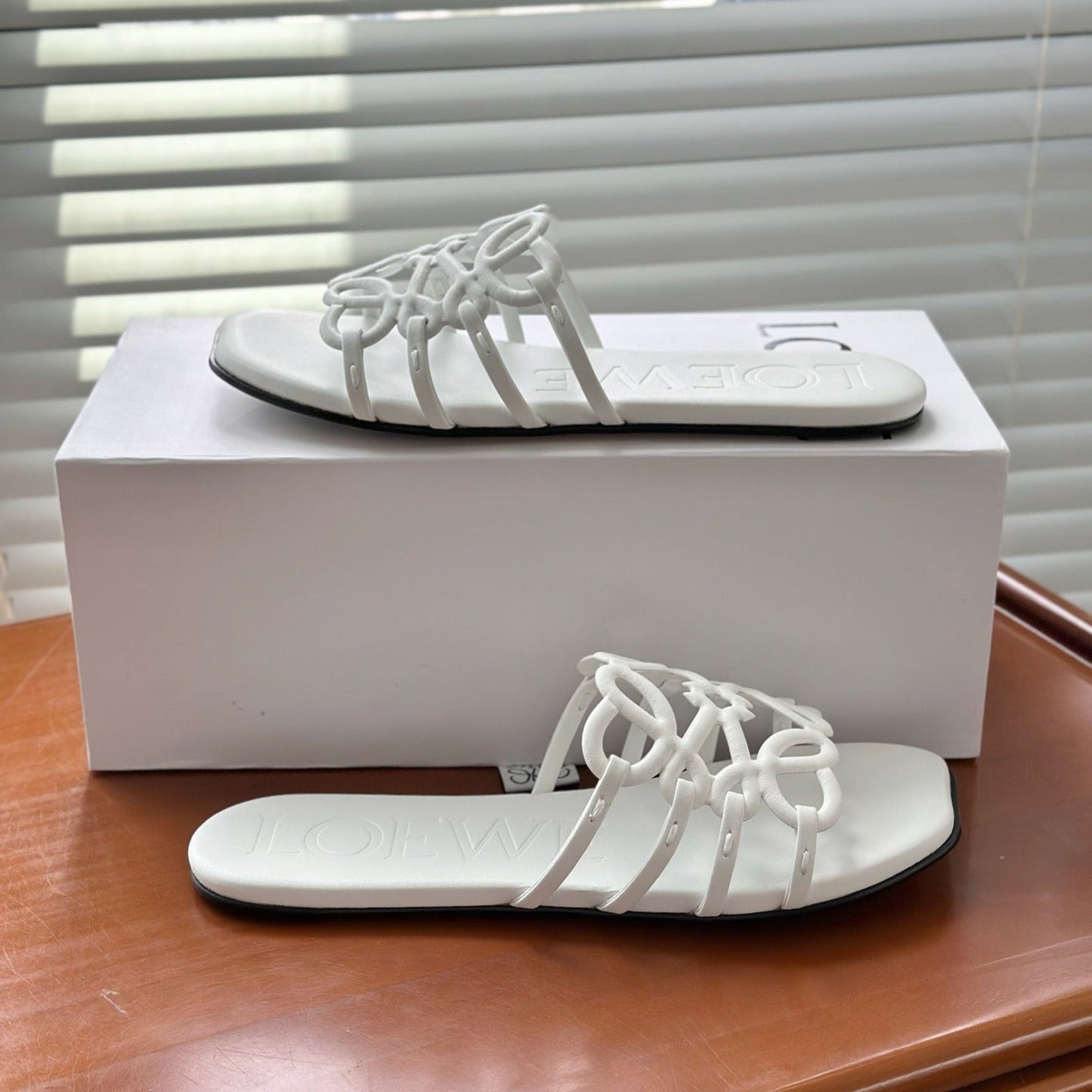 L°EWE - Petal Anagram slide in soft calfskin Blanc