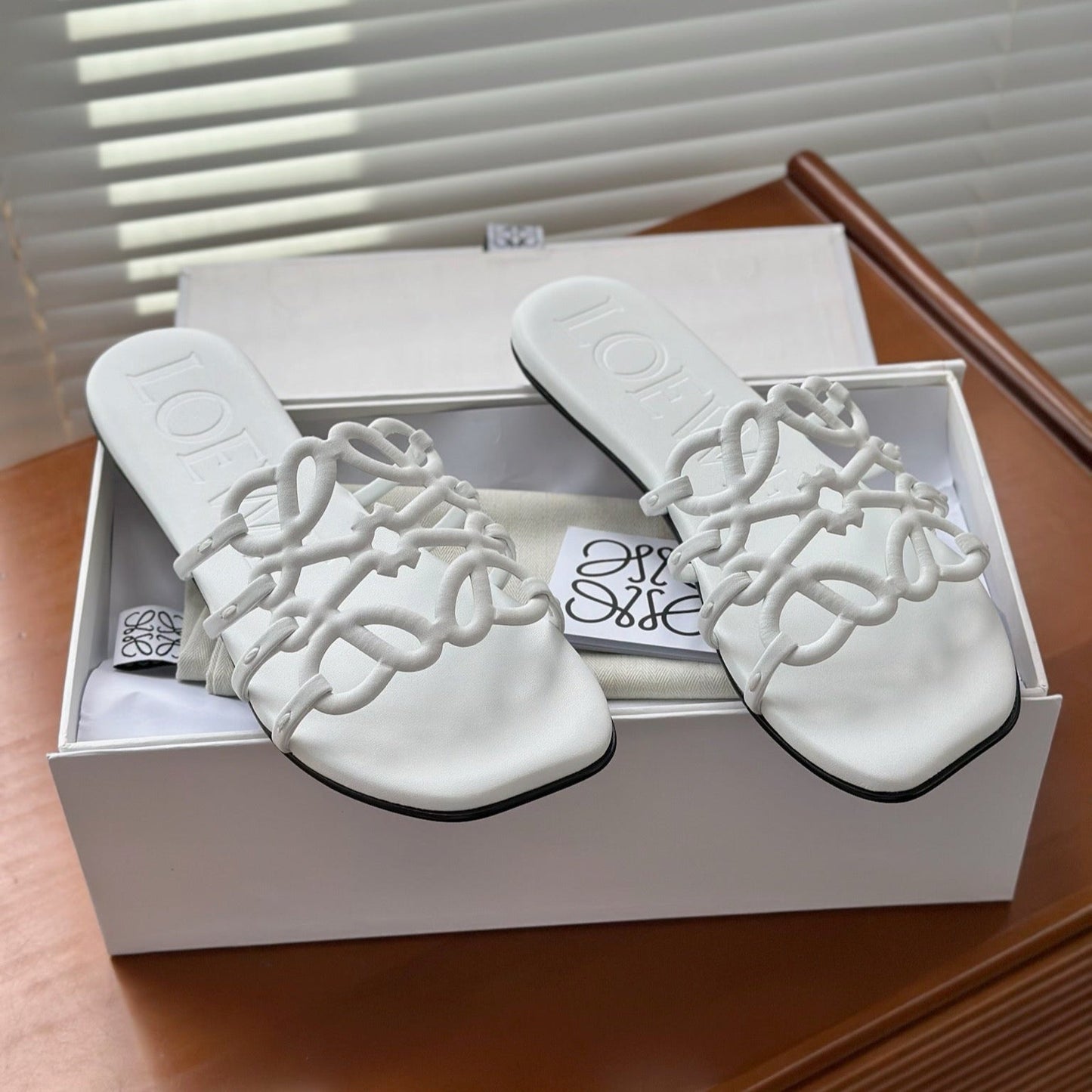 L°EWE - Petal Anagram slide in soft calfskin Blanc