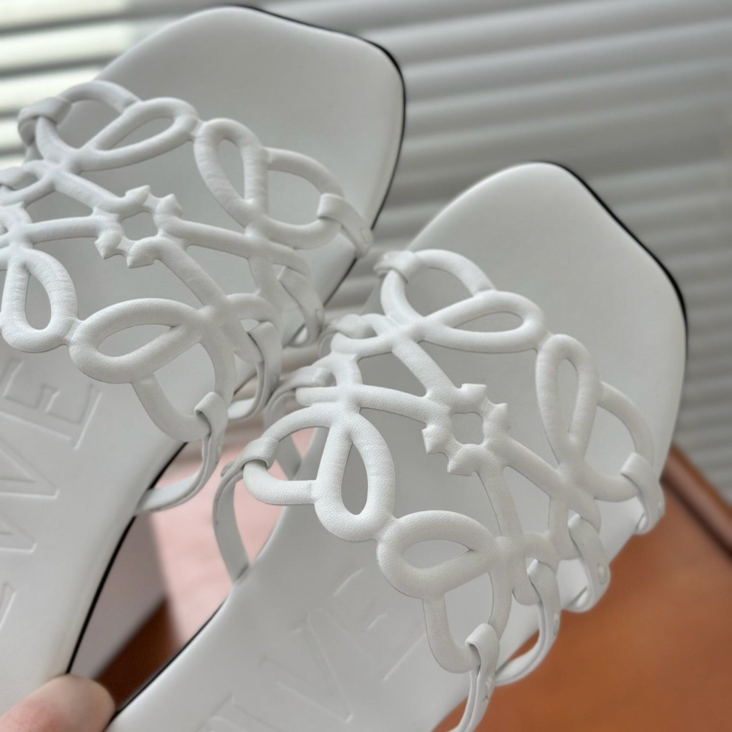 L°EWE - Petal Anagram slide in soft calfskin Blanc