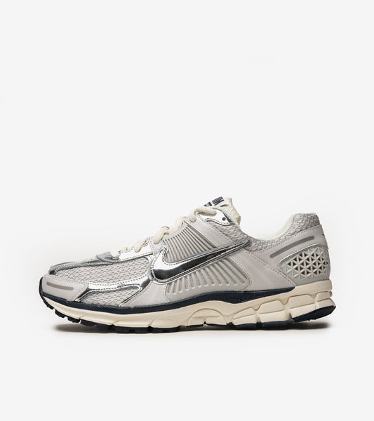 N°KE Zoom Vomero 5 photon dust color/metallic silver (women)